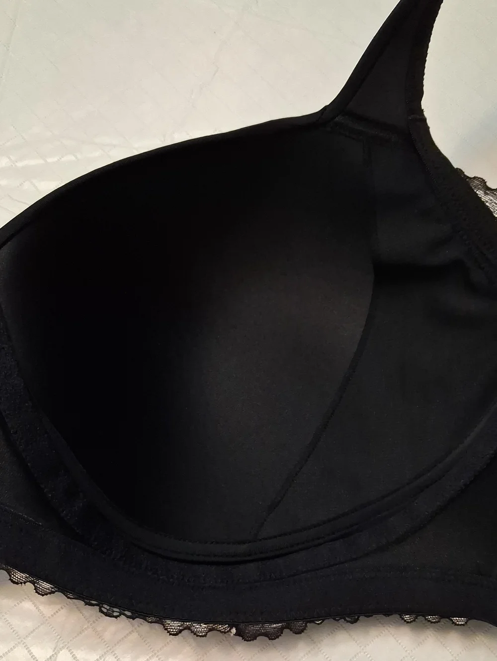 Breezies Size 44D Women's Black With Cream Lace-Trim Full Coverage WireFree Bra.
